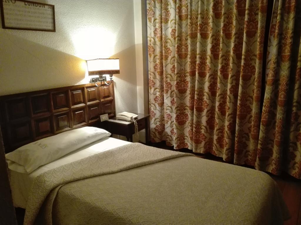 Monclus Hotel Palencia Bagian luar foto